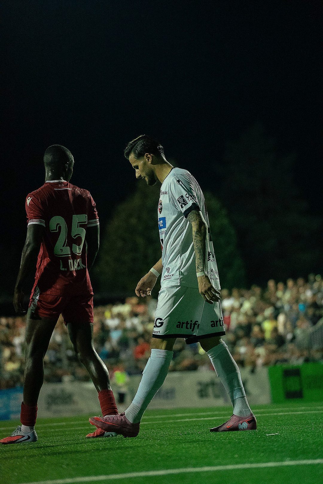 Dominik Spaqi im Flutlicht bei FC Prishtina Bern