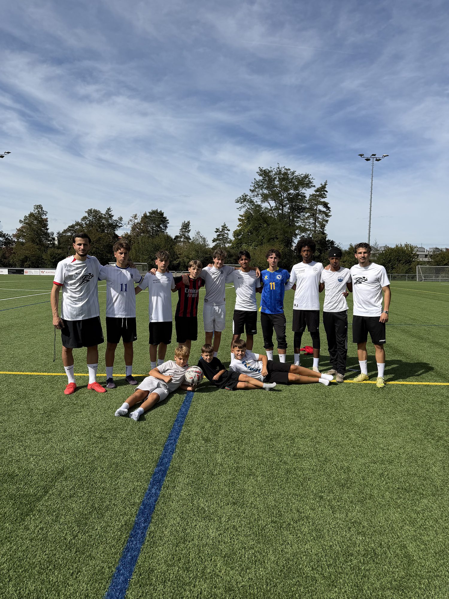 Gruppenfoto von einem ED Athletes Training mit jungen Spielern